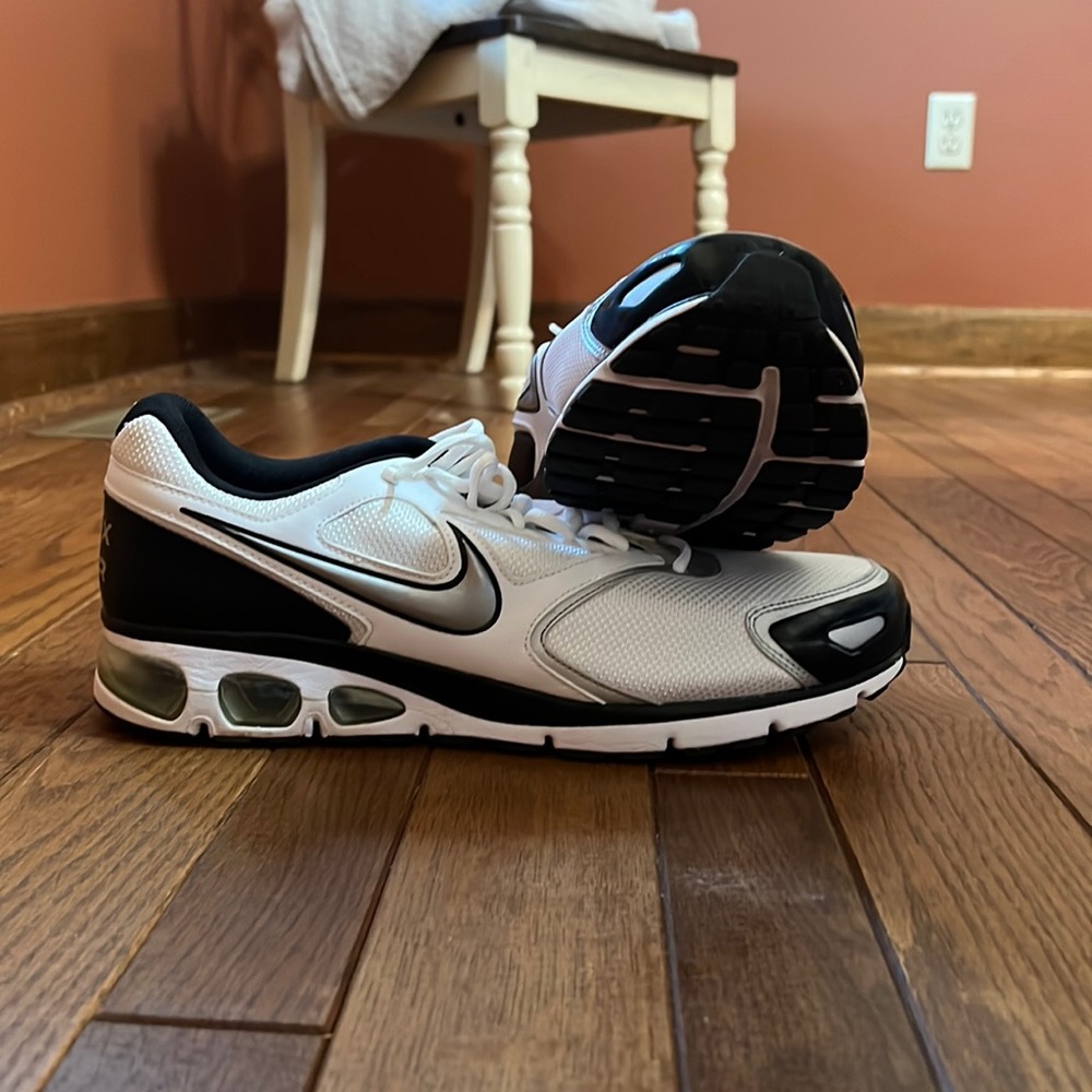 Size 13 max air agitate 3 Nike shoes